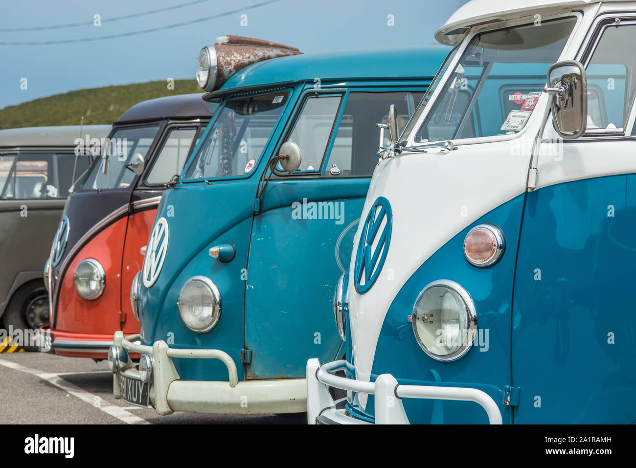 Reihen von Classic Volkswagen Wohnmobile an porthtowan Strand Parkplatz an der West Küste von Cornwall, England, Großbritannien. Stockfoto