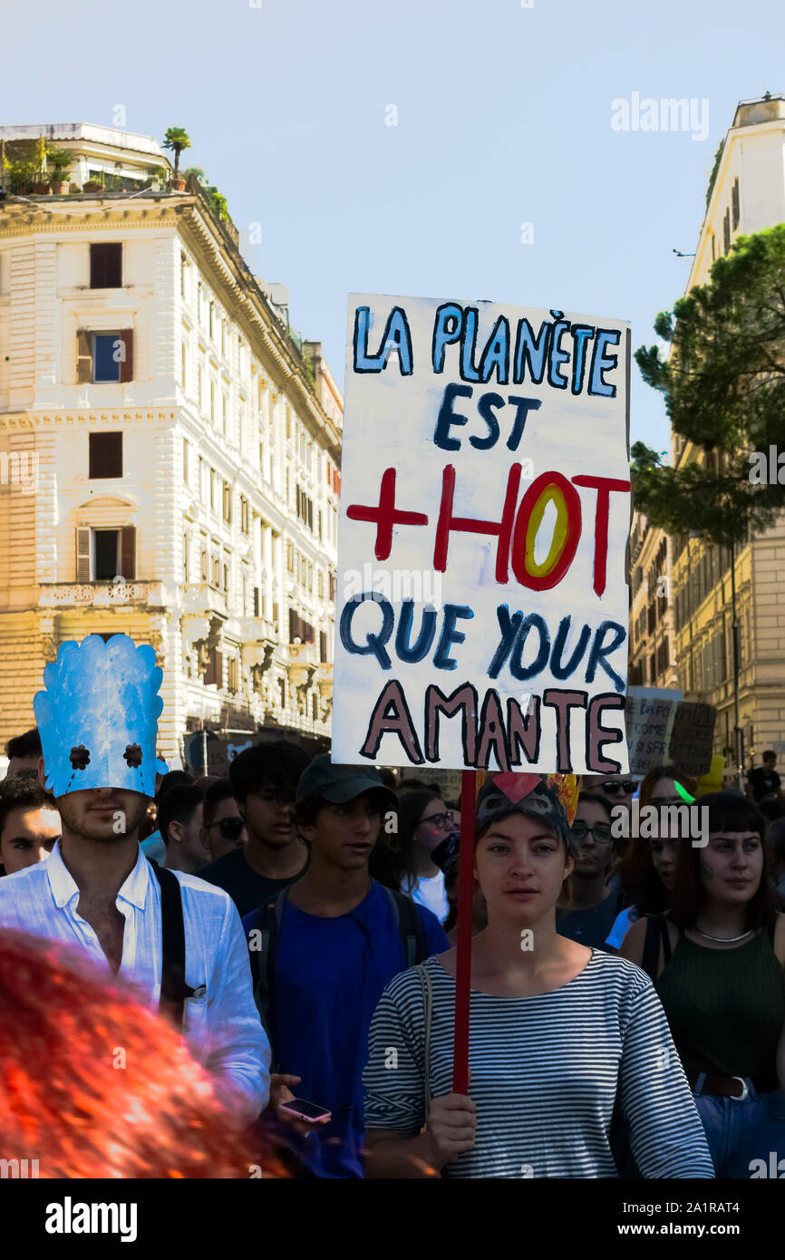 Fridays for Future (FFF). Rom dritter globaler Klimaschutzstreik für die Zukunft. Demonstration junger Studenten protestiert gegen den Klimawandel. Systemänderung nicht Klimawandel. - Studenten, die ein Banner hochhielten, gingen auf die Straße, um gegen den globalen Klimawandel in Zentral-Rom, Italien, Europa, der Europäischen Union, der EU zu demonstrieren. Jeden Freitag skrike. september 2019. Stockfoto