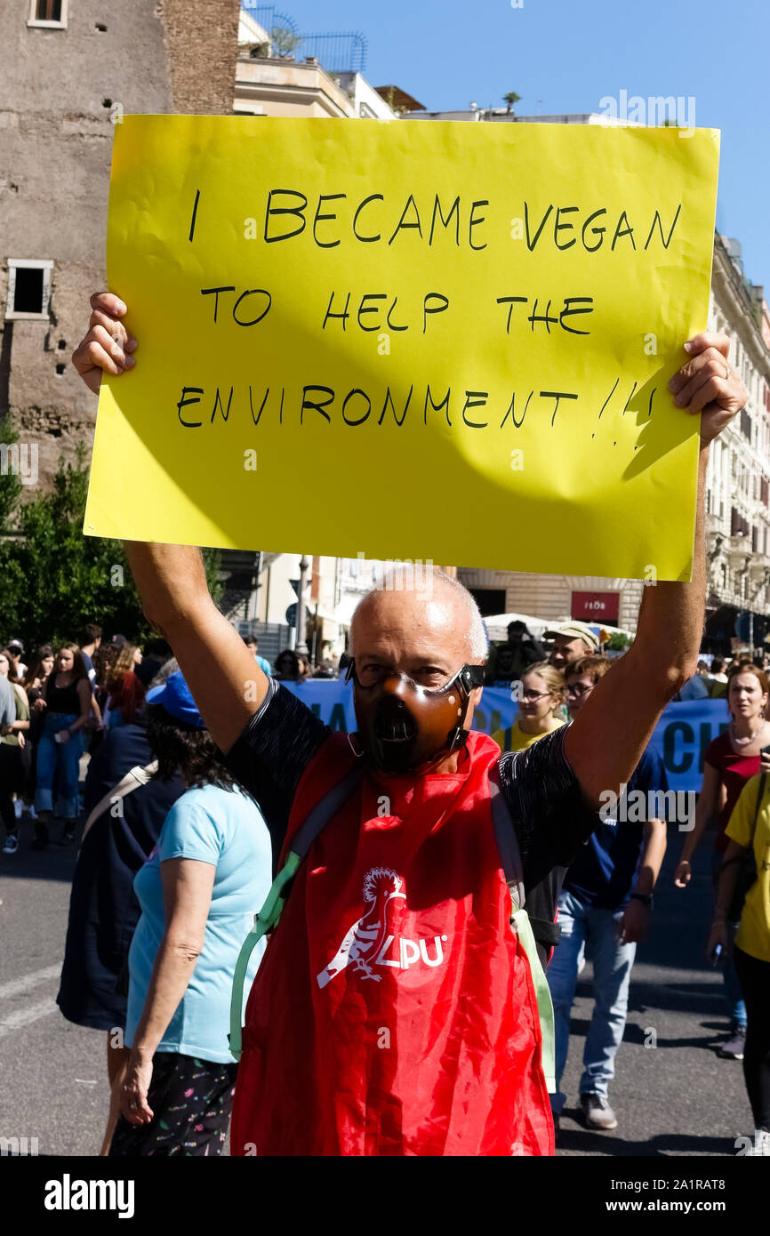 Fridays for Future (FFF). Rom dritter globaler Klimaschutzstreik für die Zukunft. Demonstration junger Studenten protestiert gegen den Klimawandel. Systemänderung nicht Klimawandel. - Studenten, die ein Banner hochhielten, gingen auf die Straße, um gegen den globalen Klimawandel in Zentral-Rom, Italien, Europa, der Europäischen Union, der EU zu demonstrieren. Jeden Freitag skrike. september 2019. Stockfoto