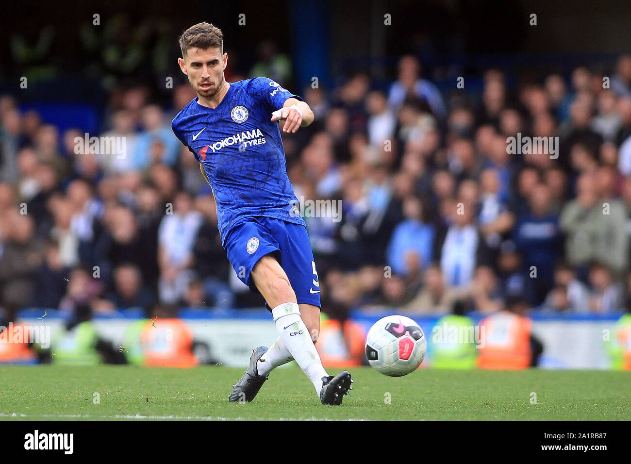 London, Großbritannien. 28 Sep, 2019. Jorginho von Chelsea in Aktion. Premier League match, Chelsea v Brighton & Hove Albion an der Stamford Bridge in London am Samstag, den 28. September 2019. Dieses Bild dürfen nur für redaktionelle Zwecke verwendet werden. Nur die redaktionelle Nutzung, eine Lizenz für die gewerbliche Nutzung erforderlich. Keine Verwendung in Wetten, Spiele oder einer einzelnen Verein/Liga/player Publikationen. pic von Steffan Bowen/Credit: Andrew Orchard sport Fotografie/Alamy leben Nachrichten Stockfoto