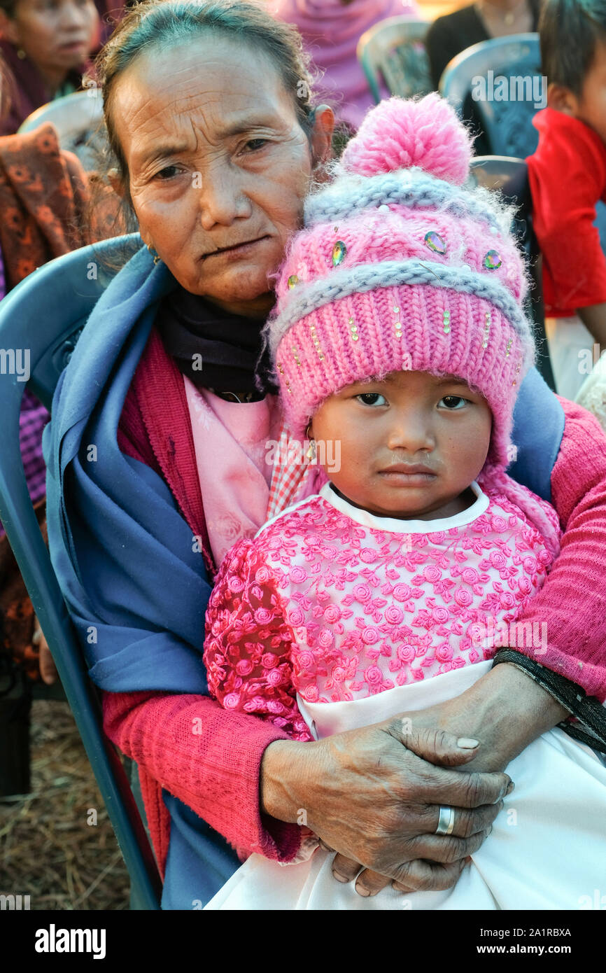 Großmutter mit ihrem Enkel (3 1/2 Jahre) aus der ethnischen Khasi Stamm in Jarain Dorf, Khasi Hills, Meghalaya, Indien Stockfoto