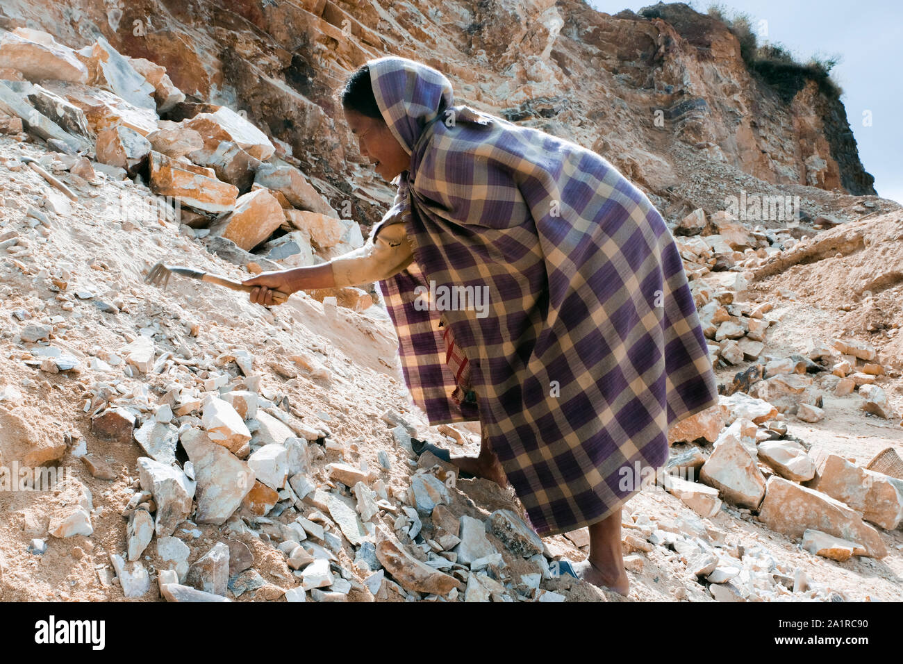 Alte Frau arbeitet in einem Steinbruch in der khasi Hills, Meghalaya