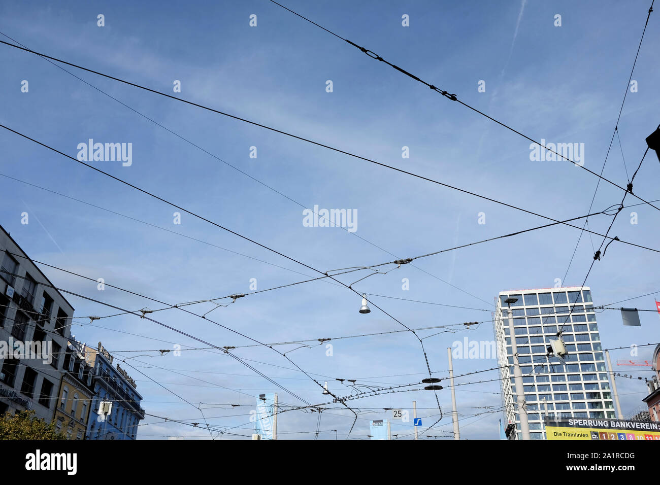 Straßenbahn Drähte gegen den blauen Himmel, Basel, Schweiz Stockfoto