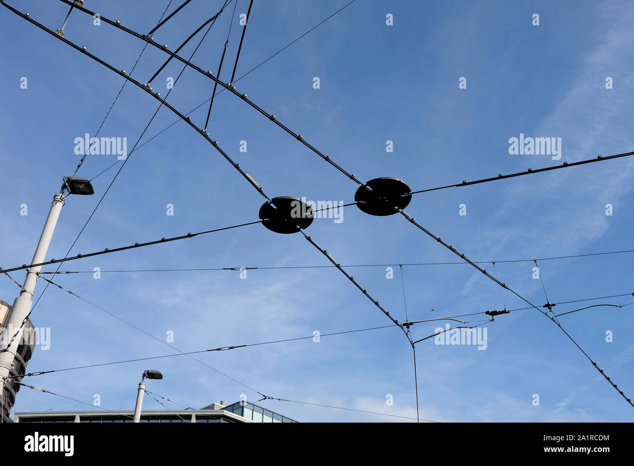 Straßenbahn Drähte gegen den blauen Himmel, Basel, Schweiz Stockfoto