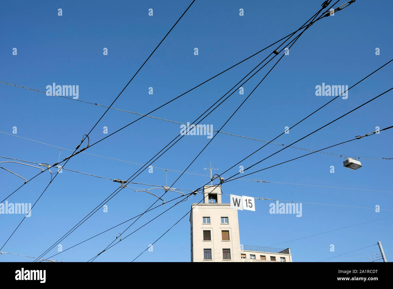 Straßenbahn die Drähte gegen ablue Sky, Basel, Schweiz Stockfoto