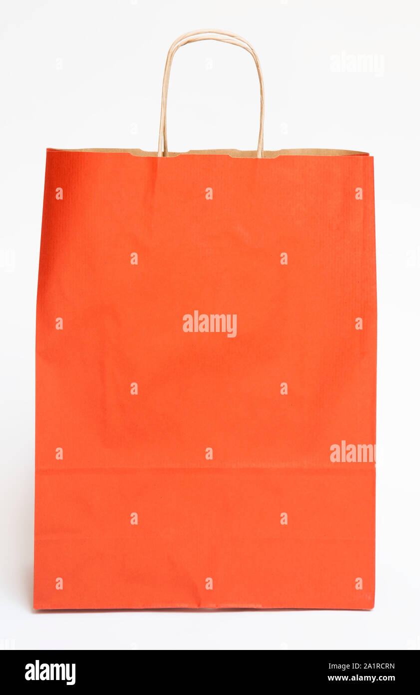 Roten Papiertüte auf weißem Hintergrund Stockfoto