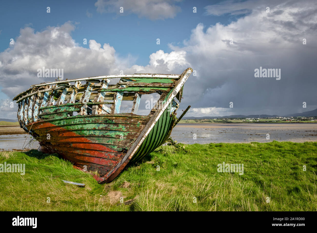 Ein altes hölzernes Fischerboot am Strand in Donegal Irland verfallende Stockfoto