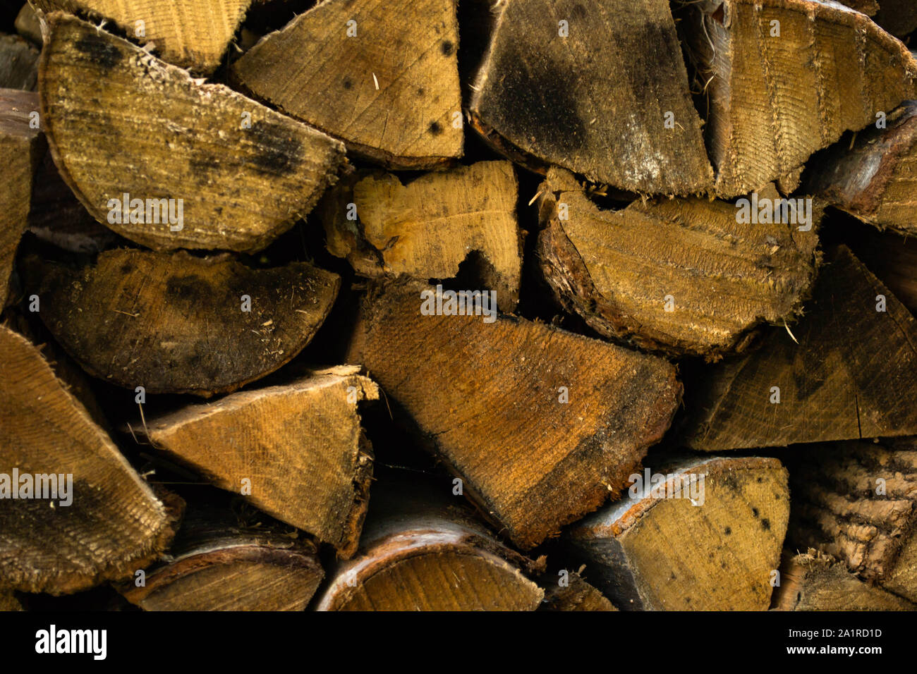 Eine Schnur von Abgelagertem Brennholz gestapelt Stockfoto