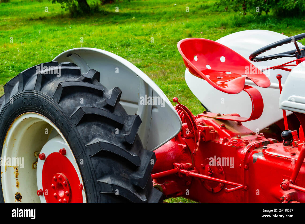 Grau, Mich - 9. September 2019: Eine frisch lackierte Antiken roten Traktor auf grünem Gras Stockfoto