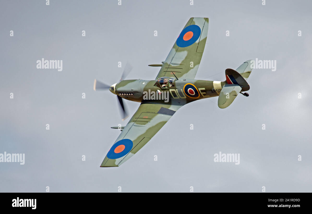 Supermarine Spitfire MkVC AR 501 G-AWII im Flug Stockfoto