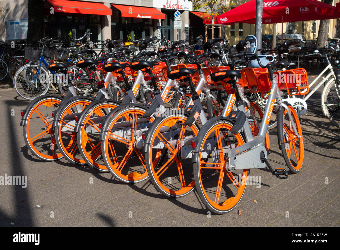 Mobike Leihfahrräder sind am Westbahnhof in Köln zur Verfügung. Stockfoto