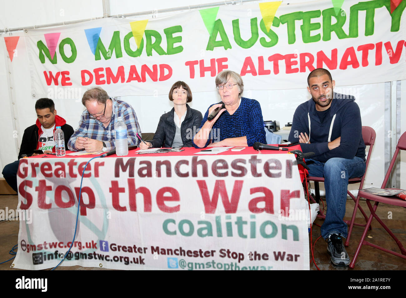 Manchester, Großbritannien. 28 Sep, 2019. Die Völker der Gastgeber eine Stoppt den Krieg Koalition treffen auf 'Do der Iran nicht während der Tory-partei Konferenz protest Wochenende Angriff in der Stadt stattfinden. Referenten sind Rapper und Aktivist Lowkey, Northwest MDEP Julie Ward, Billy Hayes der CWU-Union, Jenny Clegg von der Kampagne für Nukleare Abrüstung und Shabbir Lakha. Die Konferenz wurde von terina Hine den Vorsitz führt. Die Völker sind Hosting mehrere politische Debatten über das Wochenende in einem Festzelt in Piccadilly, Manchester, Lancashire, UK errichtet. Quelle: Barbara Koch/Alamy leben Nachrichten Stockfoto