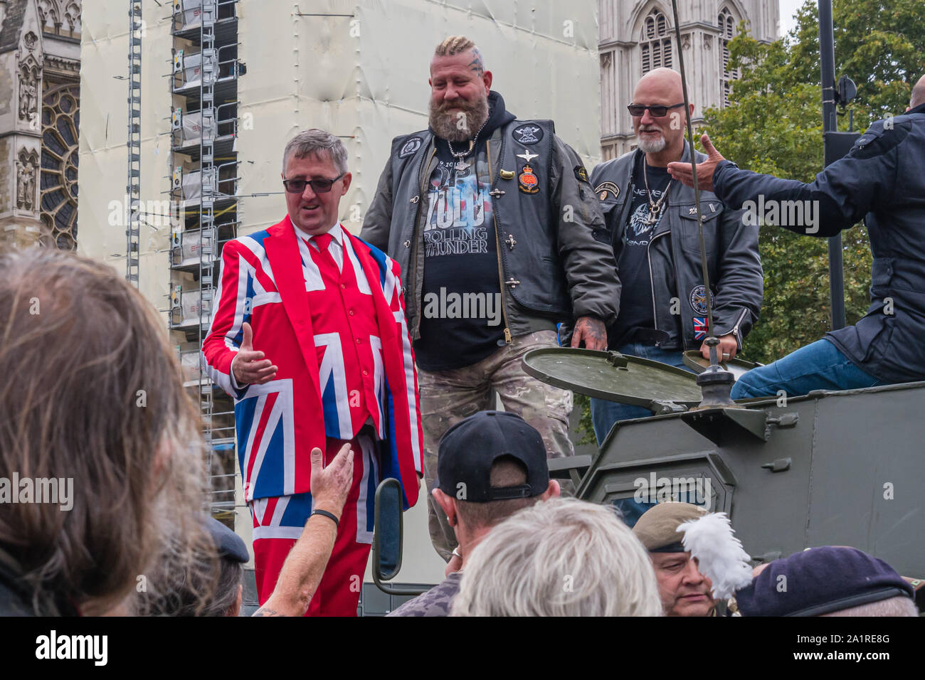 London, Großbritannien. 28 Sep, 2019. Hunderte kamen in Betrieb Zulu, der Protest gegen die Verfolgung der Oldier F' für den Mord der bürgerlichen Rechte Demonstranten in Londonderry zu 'Bloody Sunday' 1972 bis März. Parliament Square war mit motor bikes als Teil der Veranstaltung, welche Operation Rolling Thunder aufgerufen wurde beringt. Eine kleine Gruppe stand auf einen gepanzerten Wagen zu 'MOON' an das Parlament. Credit: Peter Marschall/Alamy leben Nachrichten Stockfoto