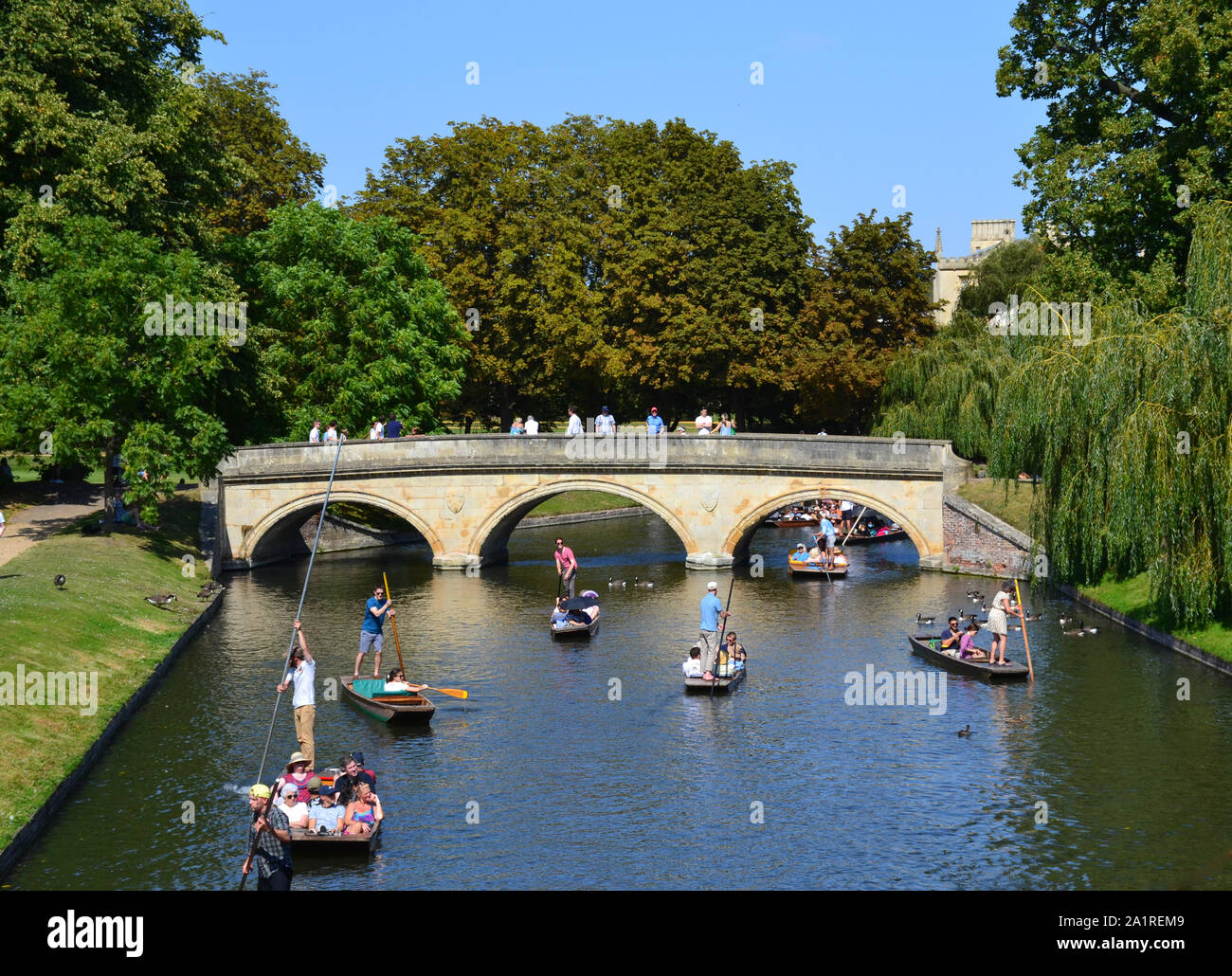 Alte Brücke und Fluss in Cambridge, Vereinigtes Königreich Stockfoto