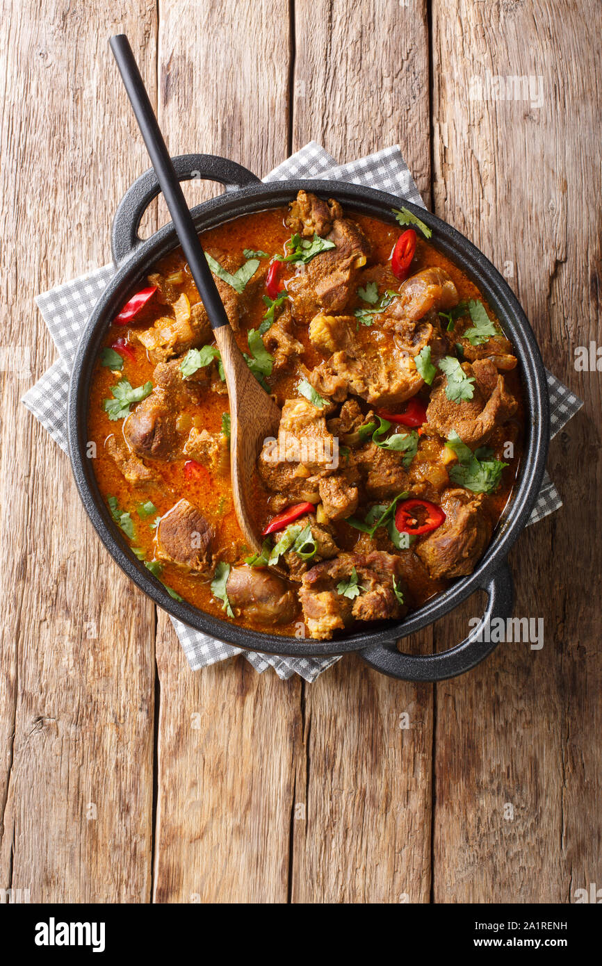 Hausgemachte langsam Lamm Rogan Josh close-up in einer Pfanne auf dem Tisch gekocht. Vertikal oben Ansicht von oben Stockfoto