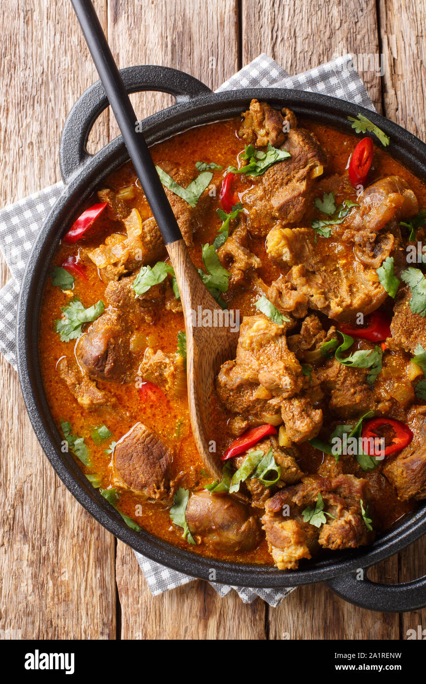 Indische würziger Eintopf Lamm Rogan Josh closeup in einer Pfanne auf dem Tisch. Vertikal oben Ansicht von oben Stockfoto