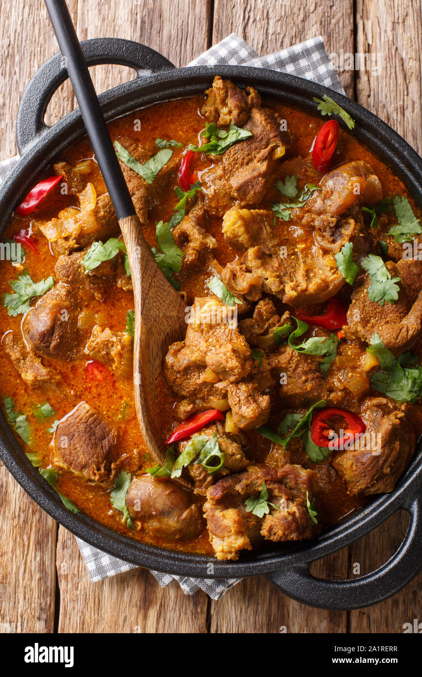 Lamm Rogan Josh close-up in einer Pfanne auf dem Tisch. Vertikal oben Ansicht von oben Stockfoto