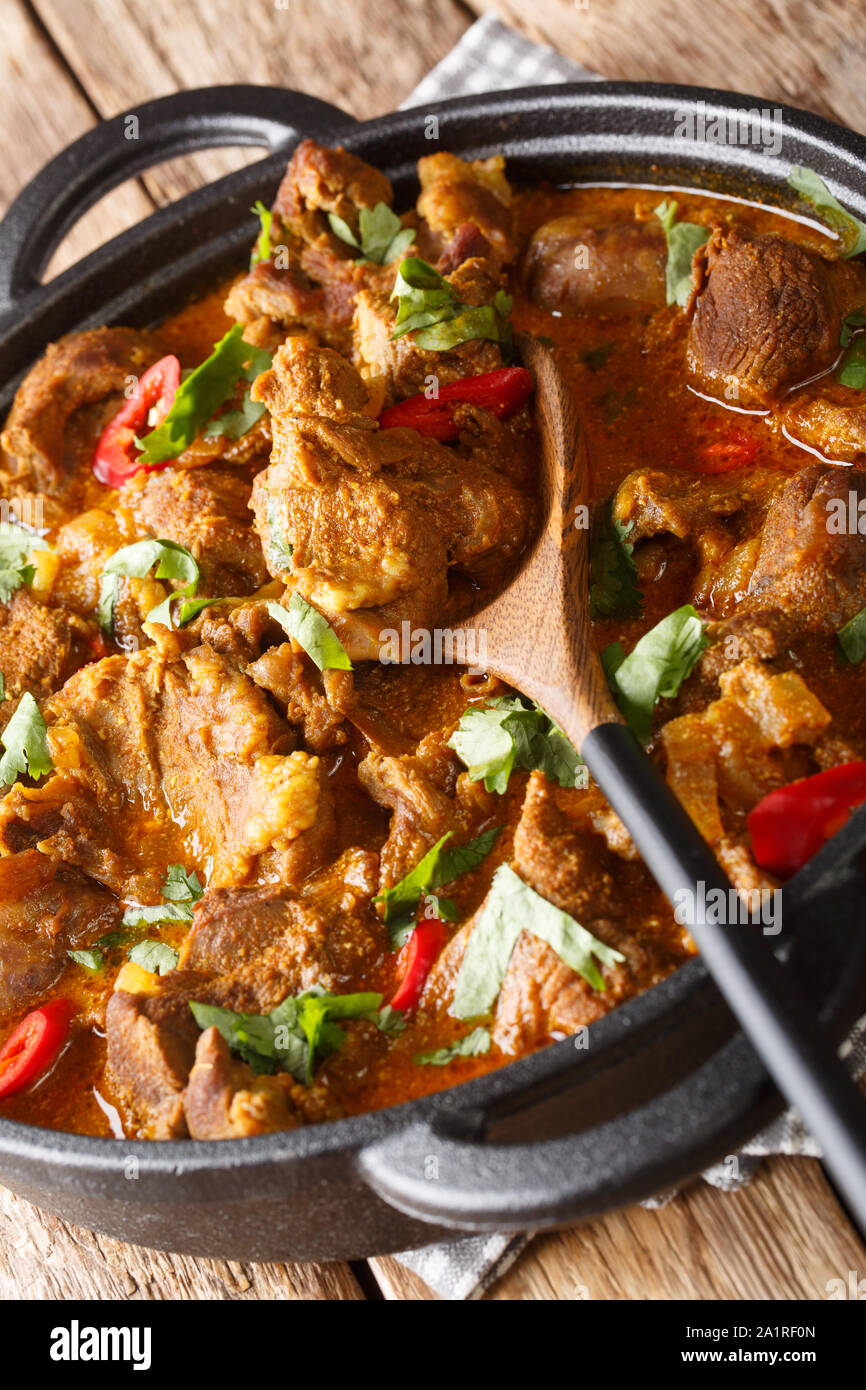 Indische würziger Eintopf Lamm Rogan Josh closeup in einer Pfanne auf dem Tisch. Vertikale Stockfoto