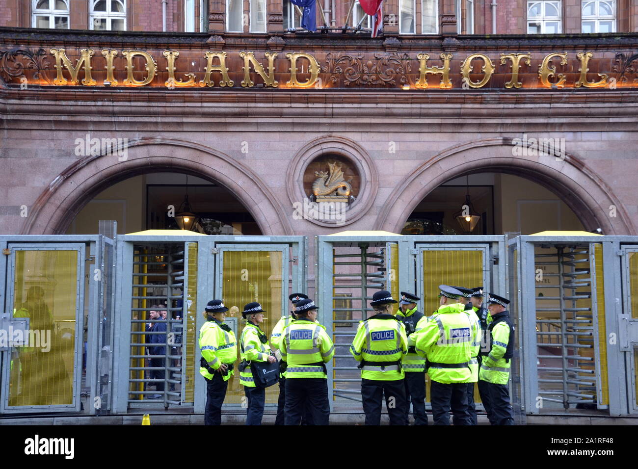 Polizisten außerhalb der eigentlichen Konferenz Hotel, The Midland, wie dem Parteitag der Konservativen Partei, 2019 in Manchester, UK, bereitet zu starten. Es gibt einen massiven Polizeiaufgebot und ein paar Demonstranten als die Debatte über Brexit erreicht einen Höhepunkt. Stockfoto