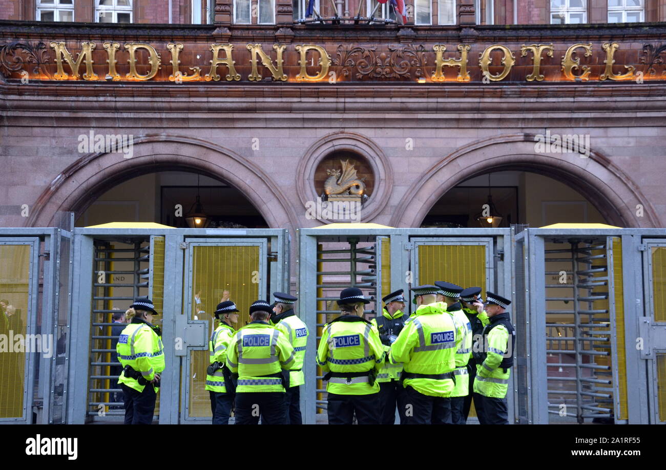 Polizisten außerhalb der eigentlichen Konferenz Hotel, The Midland, wie dem Parteitag der Konservativen Partei, 2019 in Manchester, UK, bereitet zu starten. Es gibt einen massiven Polizeiaufgebot und ein paar Demonstranten als die Debatte über Brexit erreicht einen Höhepunkt. Stockfoto