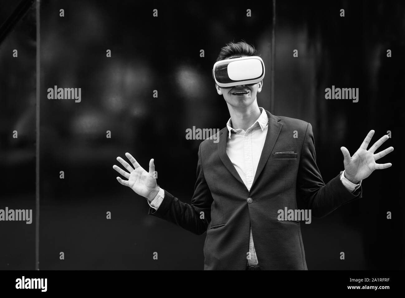 Geschäftsmann mit VR-Brille für Virtual Reality in der Stadt Stockfoto