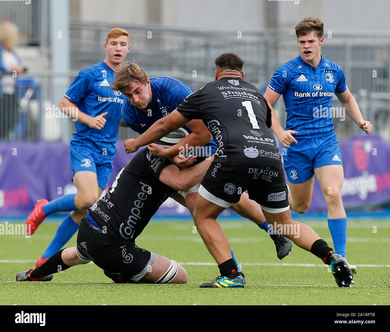 Energia Park, Dublin, Leinster, Irland. 28 Sep, 2019. Celtic Cup Rugby, Leinster A gegen Newport Drachen ein; Charlie Ryan (c) der Leinster ist von James Sheekey und Josh Reynolds der Drachen Quelle: Aktion plus Sport/Alamy Leben Nachrichten angegangen Stockfoto