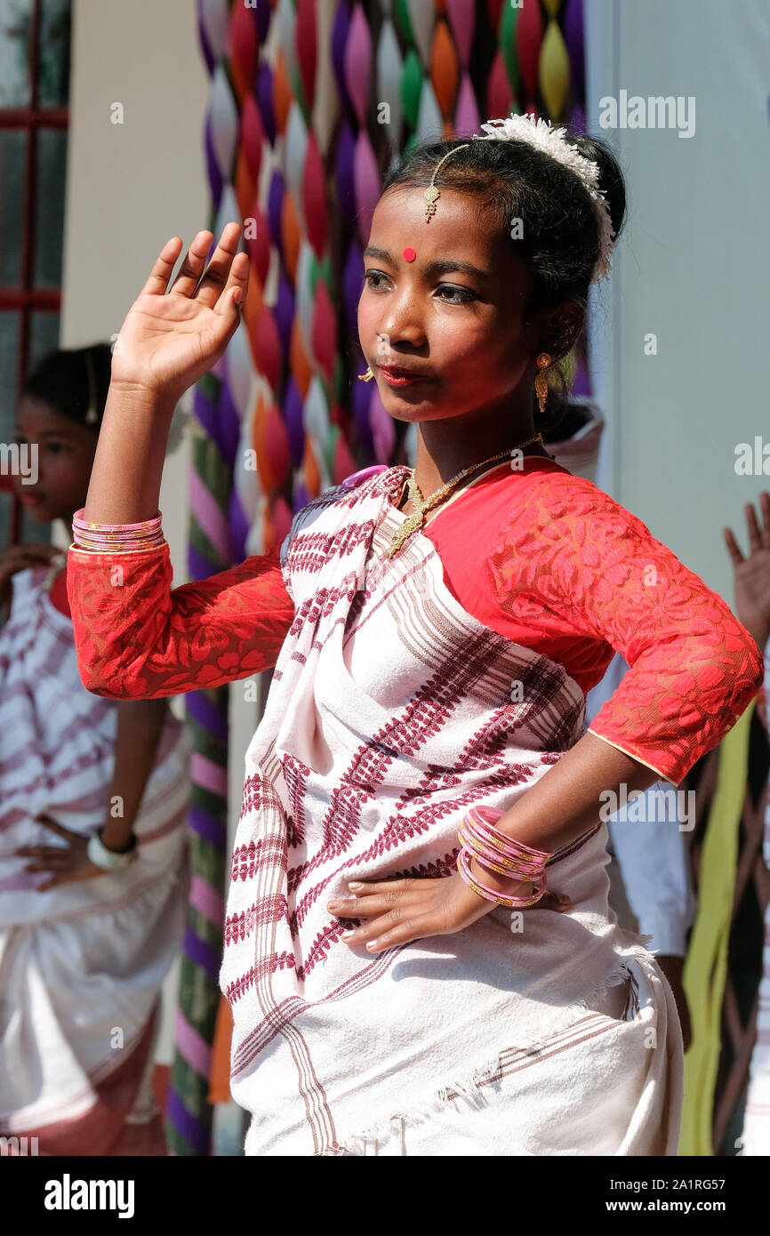 Mädchen an eine traditionelle Tanzvorführung an der Öffnung einer katholischen Schule in Hugrajuli, Assam, nordöstlichen Indien, Asien Stockfoto