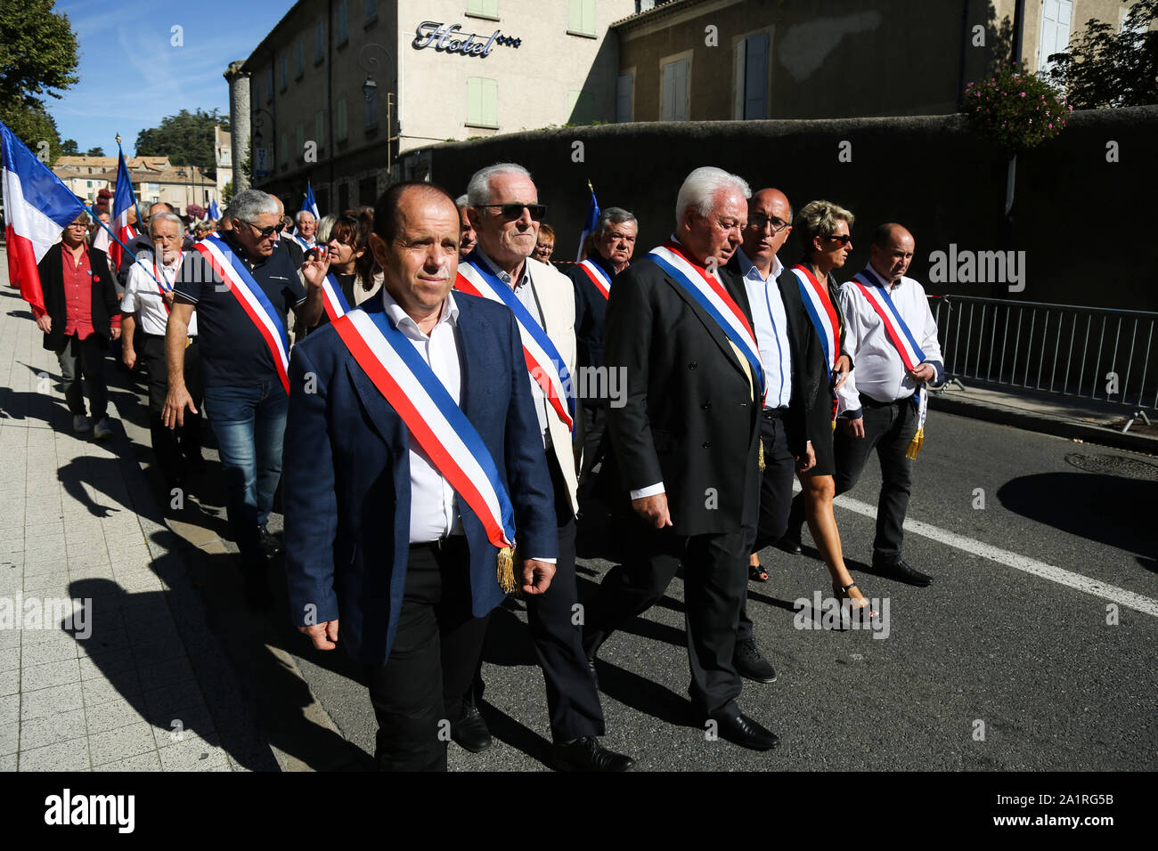 Sisteron, Frankreich. 28. September 2019. Gelbe Weste Demonstranten sowie ein lokaler Union gehen auf die Straße aus Protest gegen die vorübergehende Schließung von Sisteron Nacht der medizinischen Notdienste. Seit Anfang September gelb Demonstranten wieder Kundgebungen in Städten in ganz Frankreich am Samstag unterstützen, wieder nach einer Pause im Sommer. Credit: ZUMA Press, Inc./Alamy leben Nachrichten Stockfoto