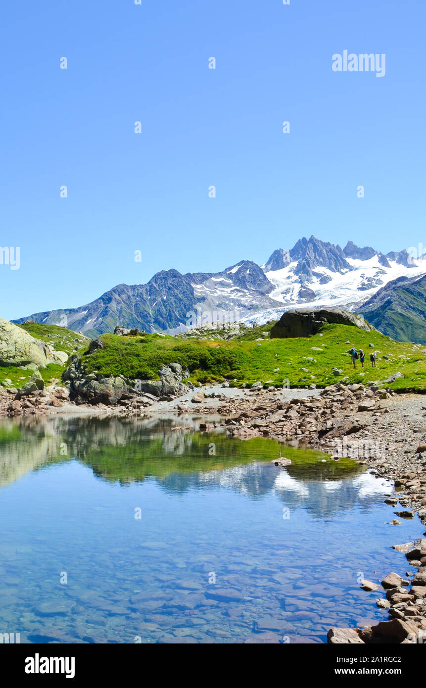 Atemberaubende Lac de Cheserys Cheserys, See in der Nähe von Chamonix-Mont-Blanc in den Französischen Alpen. Alpensee mit Schnee bedeckte Berge im Hintergrund. Frankreich Alpen, Tour du Mont Blanc Trail. Natur Hintergrund. Stockfoto