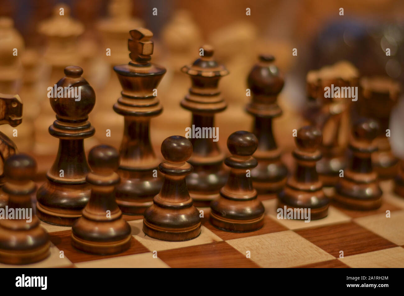 Nahaufnahme einer Holz- Schachbrett. Schach ist ein strategisches Brettspiel für zwei Spieler, gespielt auf einem karierten Brett mit 64 Feldern Stockfoto