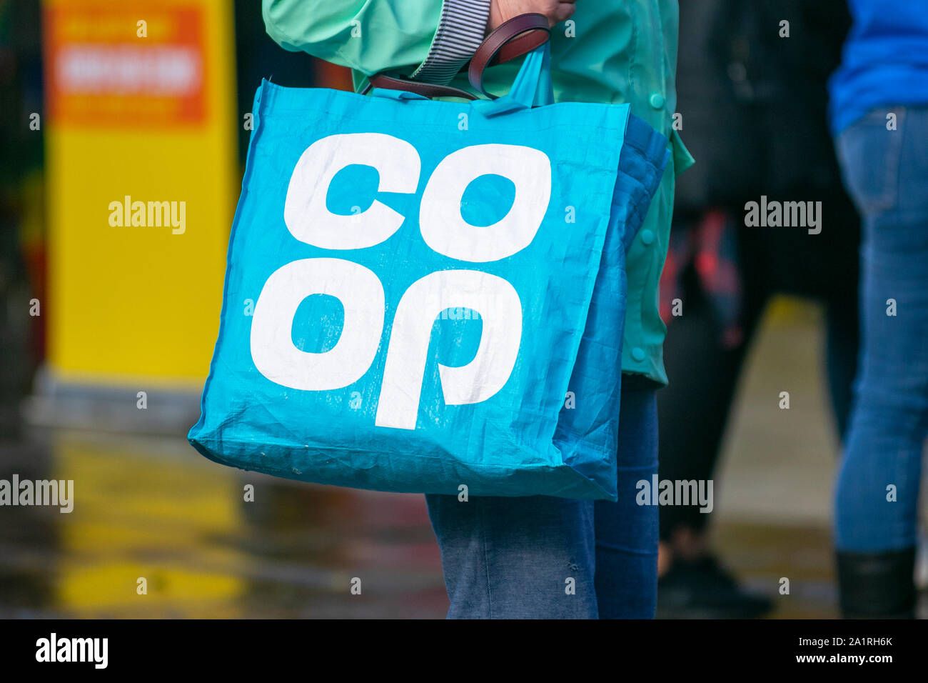 Wiederverwendbarer Co-op Lebensmittelbeutel in Preston, Lancashire. UK Entertainment. September 28., 2019. Neues Coop-Logo auf wiederverwendbaren, lebenslang verwendeten, blauen Einkaufstaschen in Preston, Lancashire, Großbritannien Stockfoto