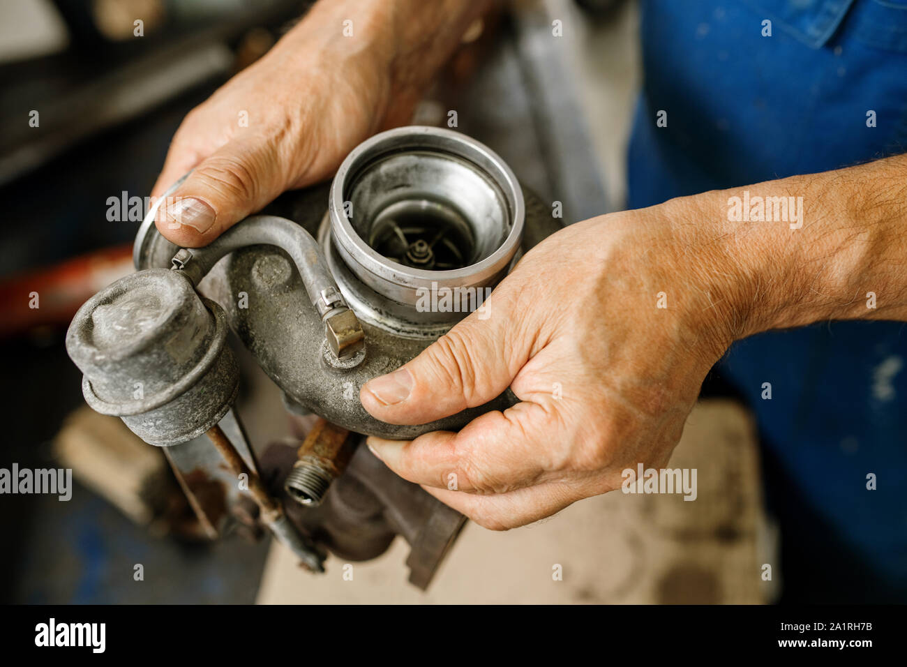 Hände von gealterten zeitgenössische Techniker Auto Wartung Service Holding Teil des Motors während der Reparatur Stockfoto