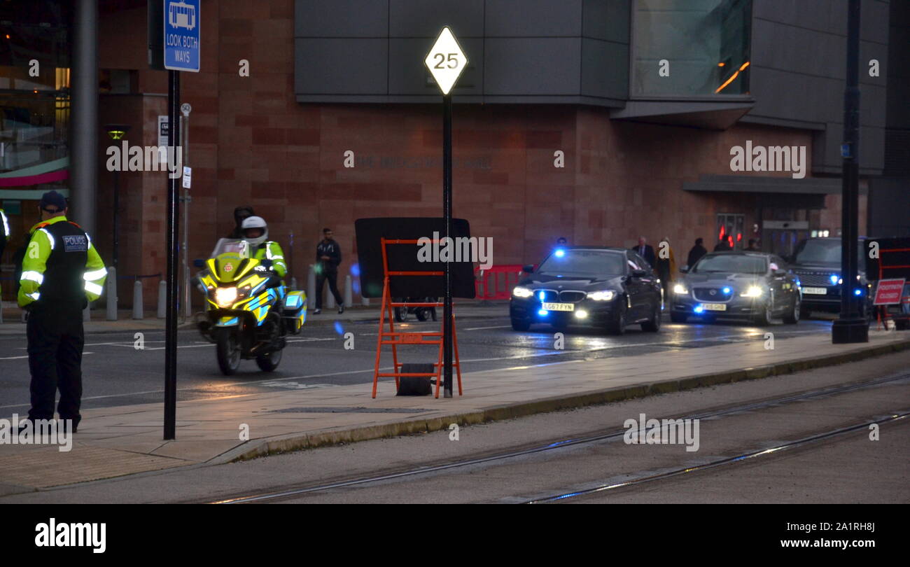 Der britische Premierminister Boris Johnson's motorcade kommt an die Midland Hotel in Manchester, UK, auf dem Parteitag der Konservativen Partei, 2019. Es gibt einen massiven Polizeiaufgebot und ein paar Demonstranten als die Debatte über Brexit erreicht einen Höhepunkt. Stockfoto