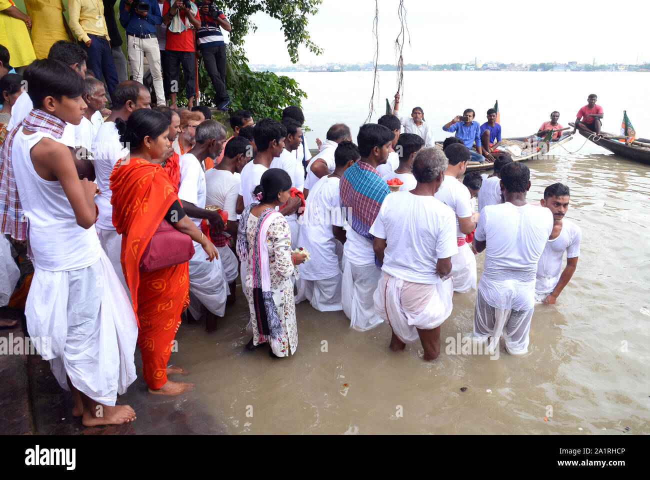 Kolkata, Indien. 28 Sep, 2019. Familie Mitglieder der Gemartert BJP Aktivist durchführen tarpan an Bagbazaar Ghat anlässlich des Mahaylaya vor der Durga Puja Festival. (Foto durch Saikat Paul/Pacific Press) Quelle: Pacific Press Agency/Alamy leben Nachrichten Stockfoto
