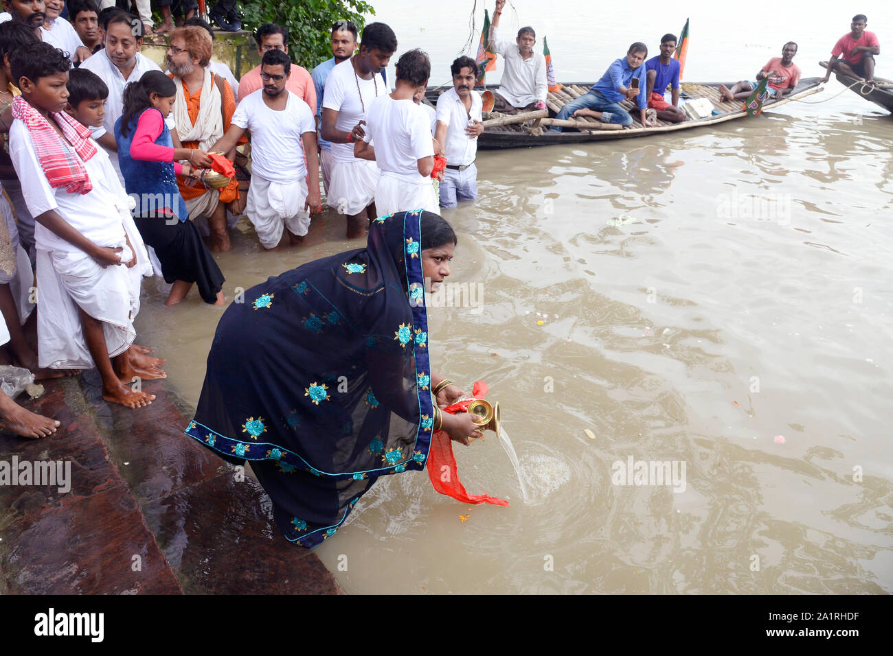 Kolkata, Indien. 28 Sep, 2019. Familie Mitglieder der Gemartert BJP Aktivist durchführen tarpan an Bagbazaar Ghat anlässlich des Mahaylaya vor der Durga Puja Festival. (Foto durch Saikat Paul/Pacific Press) Quelle: Pacific Press Agency/Alamy leben Nachrichten Stockfoto