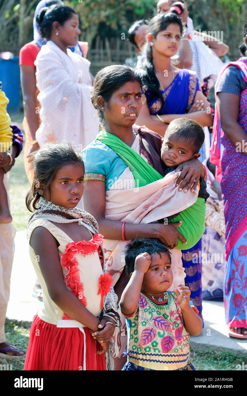 Gläubige Christen während eines Open air katholischen Service in Amdanga Dorf, Assam, Indien Stockfoto