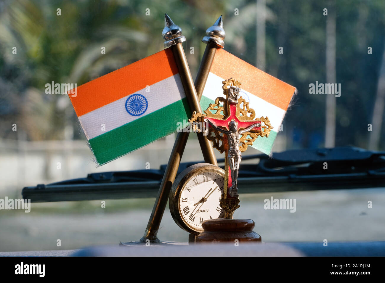 Indische Flagge, Kruzifix und die Uhr im Auto, Assam, Indien Stockfoto