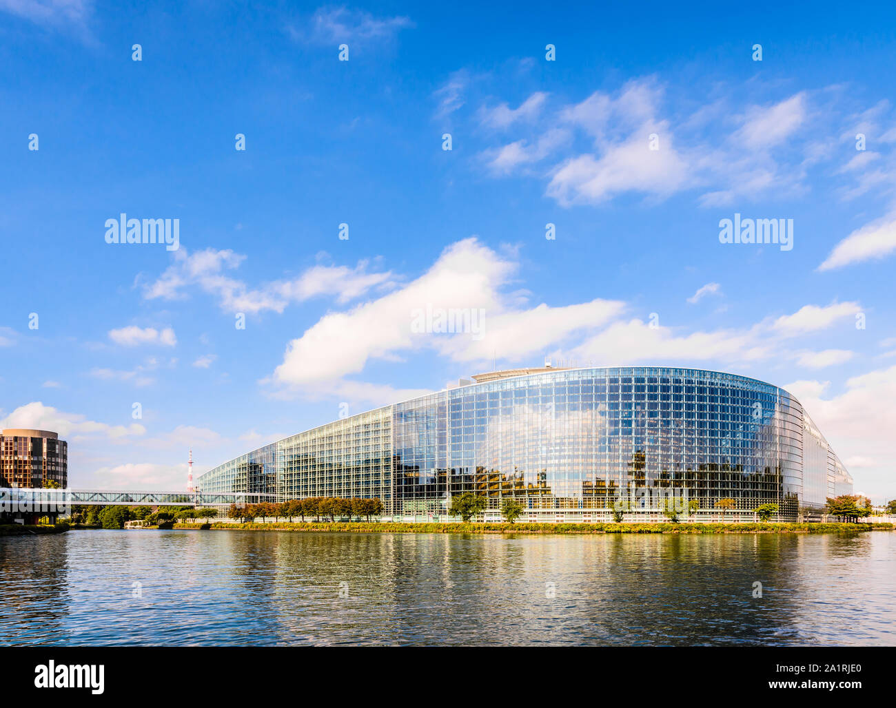 Östlichen Glasfassade des Louise-Weiss-Gebäudes, 1999 entlang der Ill gebaut als Sitz des Europäischen Parlaments in Straßburg, Frankreich. Stockfoto
