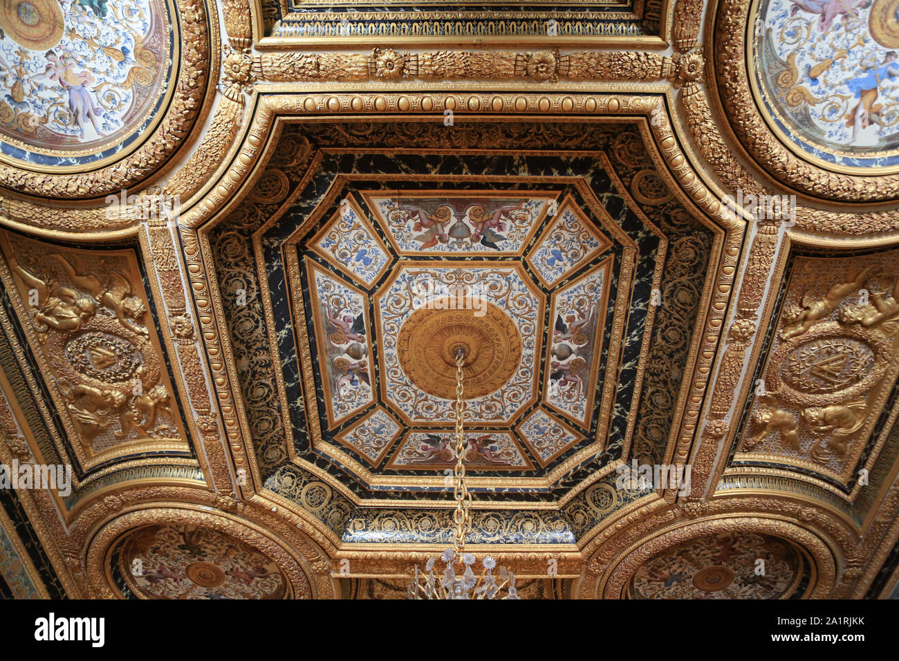 Deckenleuchte. Chambre à coucher d'Anne d'Autriche. 1601-66. Epouse du roi Louis XIII. Château de Fontainebleau. Frankreich. Stockfoto