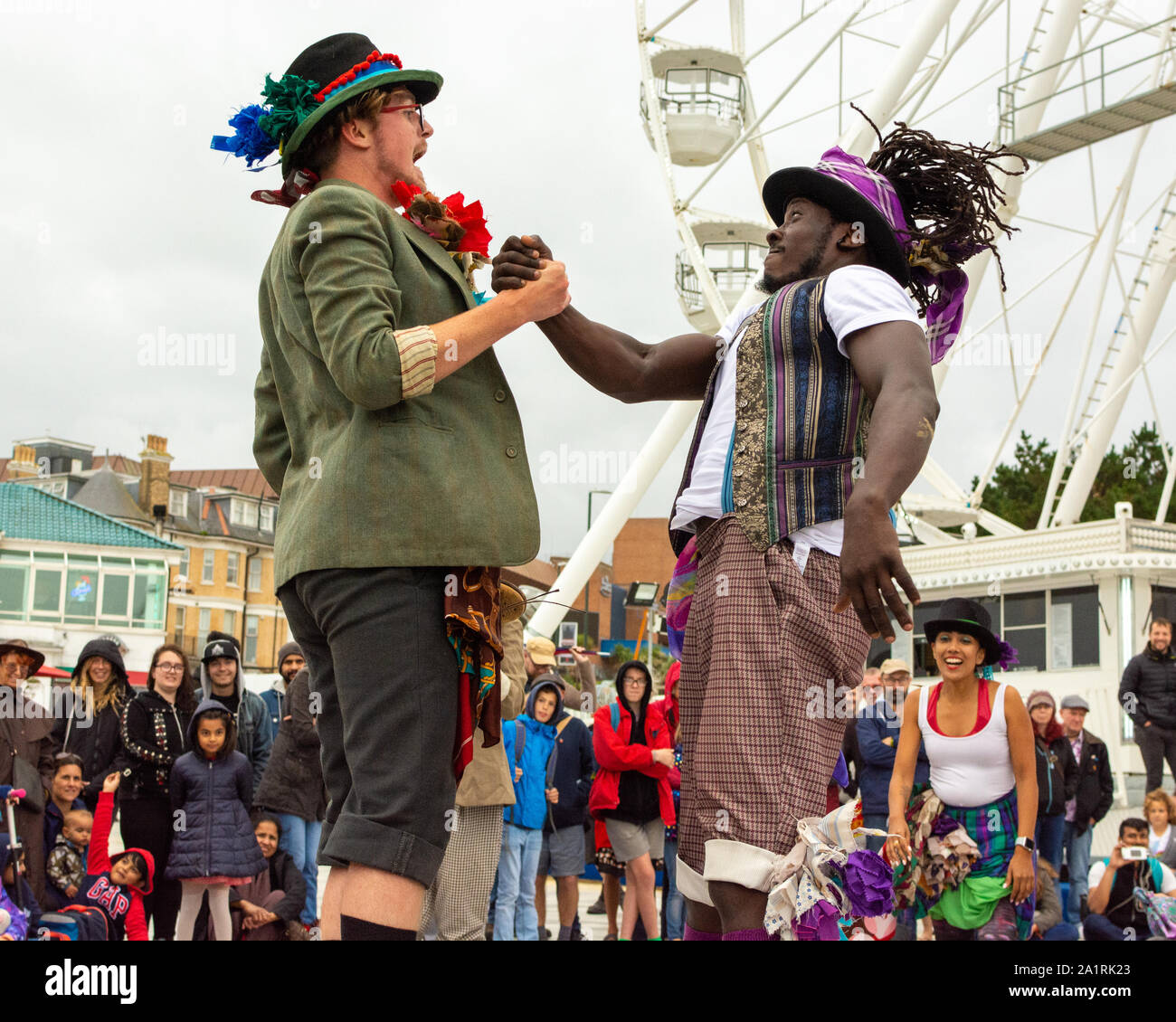 Folk Dance Remixed Performing Arts Troupe führen eine Routine namens Step Hop House at Pier Approach während des Arts by the Sea Festivals, Bournemouth, Dorset, England, Großbritannien, 28.. September 2019 Stockfoto