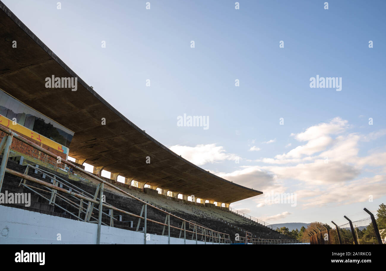 Seitlicher Blick auf das Olympiastadion der Universität von Santa Maria, UFSM, in der Stadt Santa Maria, RS, Brasilien installiert. Co - reagiert auf t Stockfoto