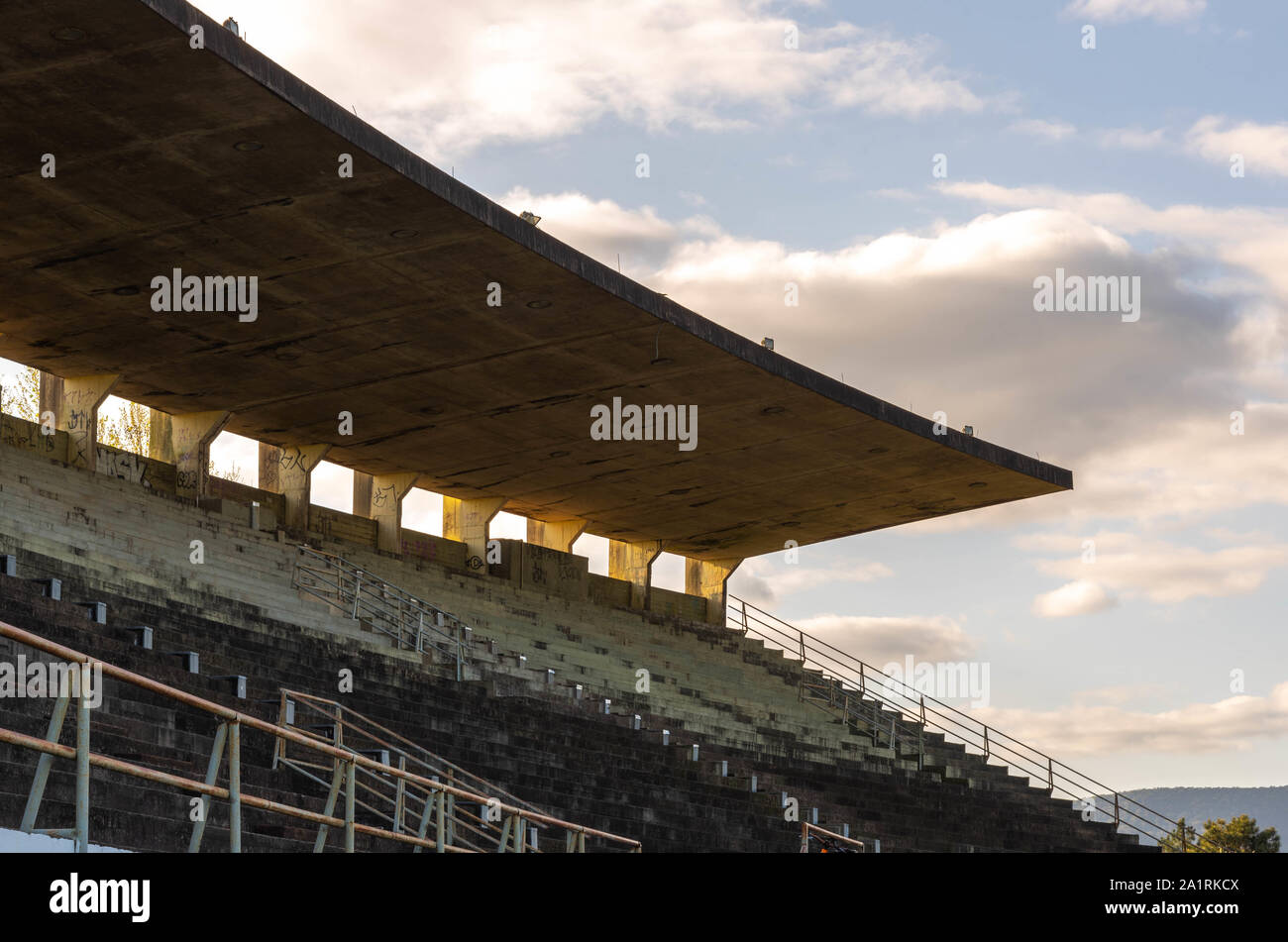 Seitlicher Blick auf das Olympiastadion der Universität von Santa Maria, UFSM, in der Stadt Santa Maria, RS, Brasilien installiert. Co - reagiert auf t Stockfoto