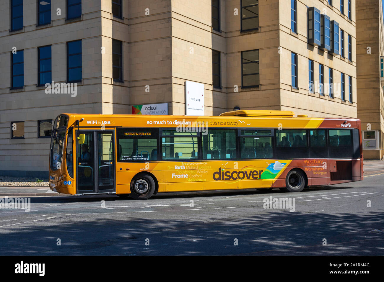Volvo B Serie B7RLE, 2011, BJ 11 EBV, Single Decker Bus reisen durch das Stadtzentrum von Bath Stockfoto