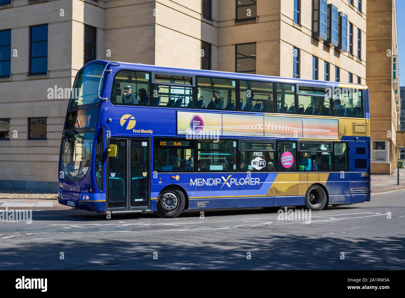 Volvo B Serie B 9 TL 2008, WX58JXP, Double Decker Bus reisen durch das Stadtzentrum von Bath Stockfoto