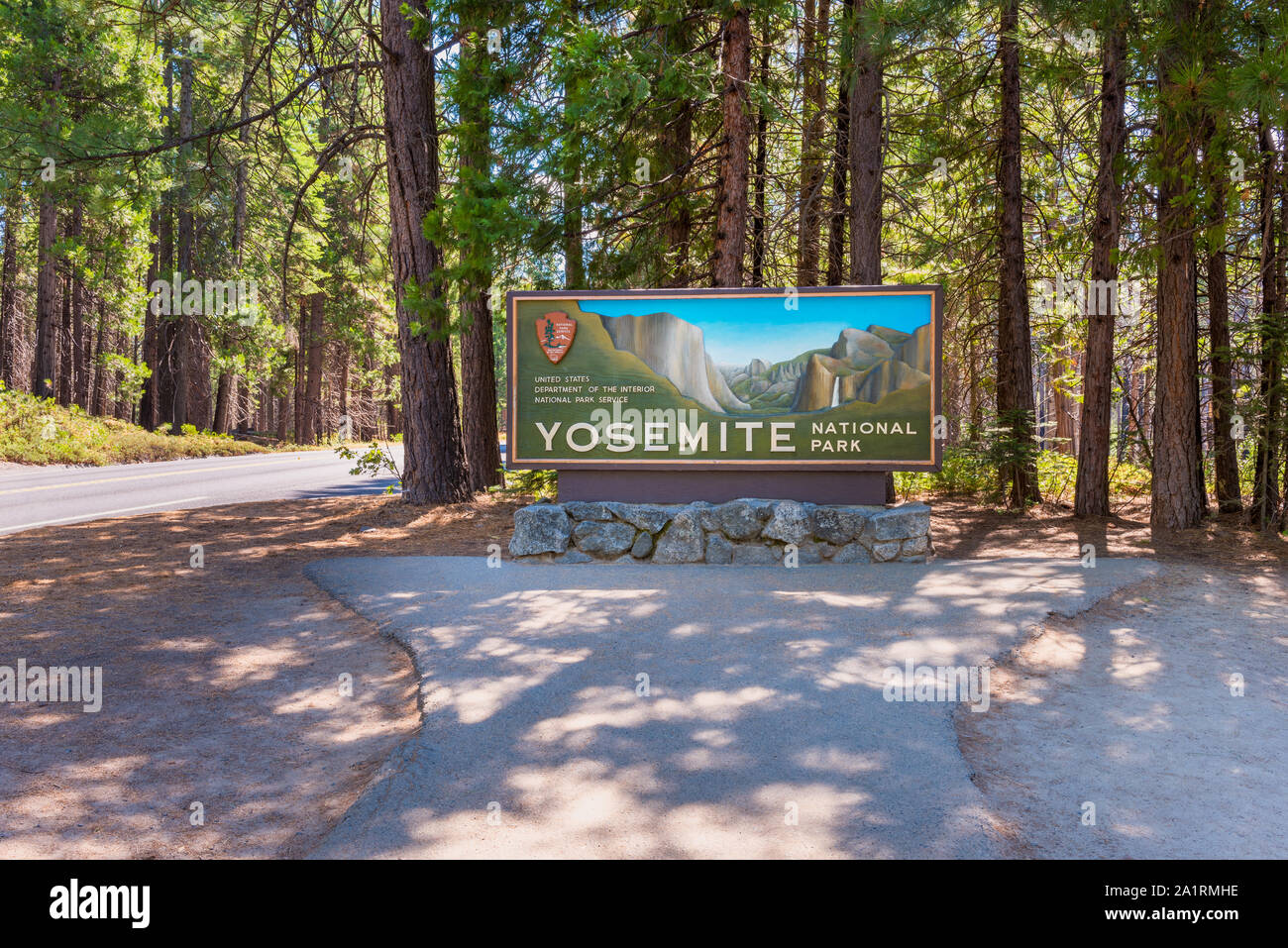 Eingangsschild zum Yosemite National Park, Kalifornien, USA. Der Park ist in der westlichen Sierra Nevada gelegen und hat etwa 4 Millionen Besucher jährlich. Stockfoto