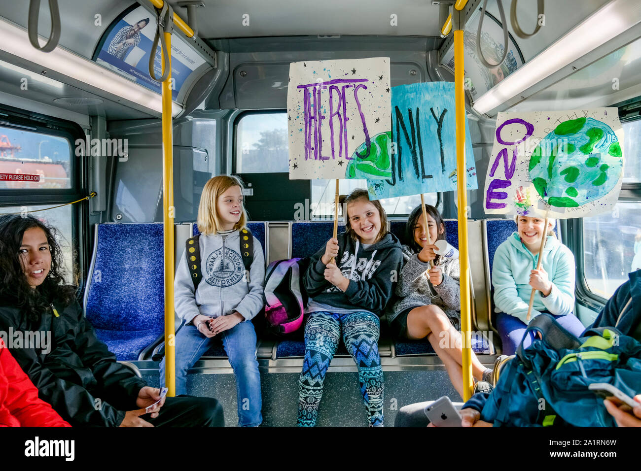 Junge Mädchen mit Schilder fahren für den Global Climate Strike, Vancouver, British Columbia, Kanada, nach Fridays Stockfoto