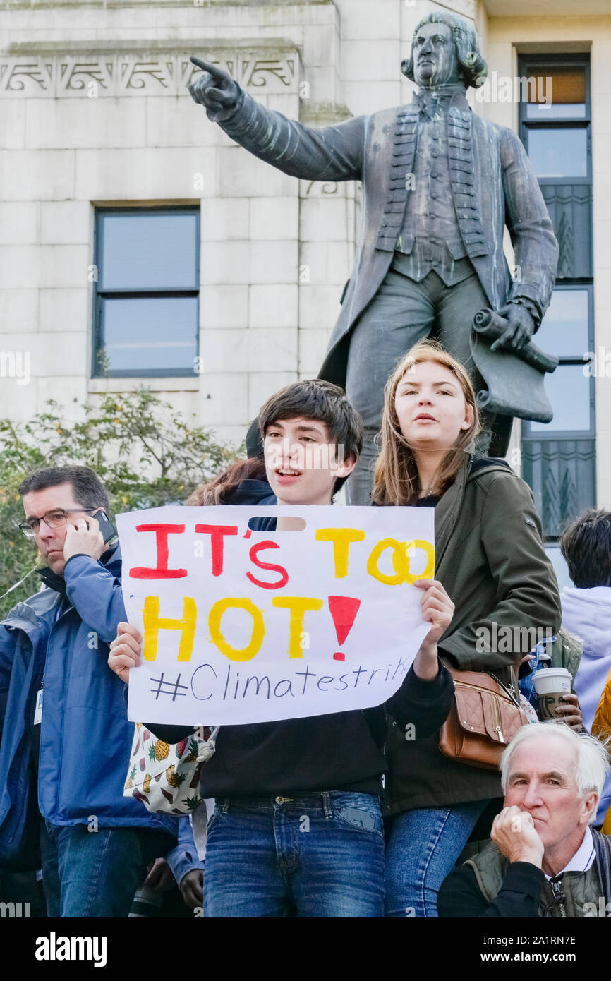 Jugendlich mit Zeichen an Sustainabiliteens, Jugend-led, das globale Klima Streik, Vancouver, British Columbia, Kanada Stockfoto