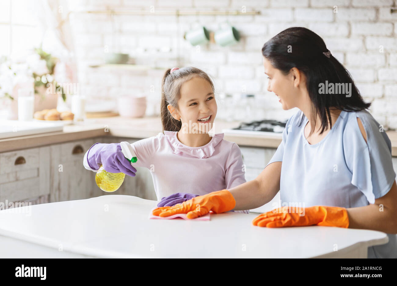 Tochter und Mutter Reinigung Haus zusammen und Spaß haben Stockfoto
