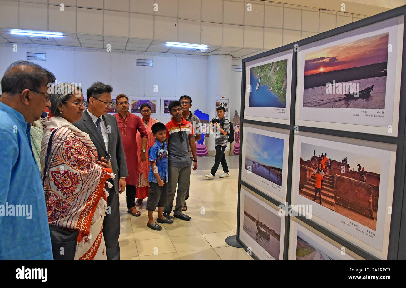 Dhaka, Bangladesch. 27 Sep, 2019. Bangladesch Bildungsminister Dipu Moni (2 L) und dem chinesischen Botschafter in Bangladesch Li Jiming (3. L) besuchen Sie eine Ausstellung in Dhaka, Bangladesch, Sept. 27, 2019. Die Ausstellung wurde der 70. Jahrestag der Gründung der Volksrepublik China zu feiern. Credit: Str/Xinhua/Alamy leben Nachrichten Stockfoto