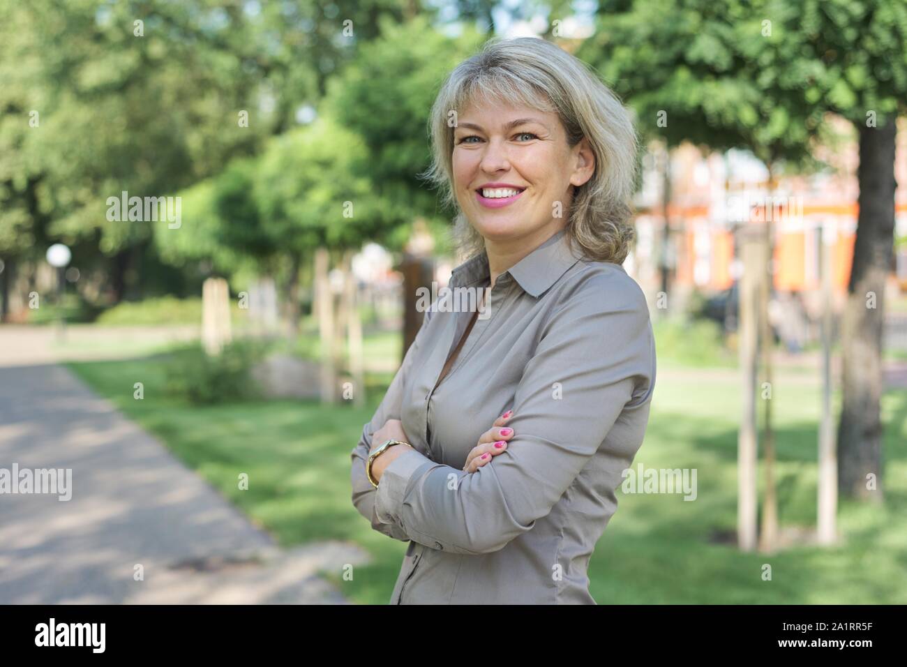 Outdoor Portrait Von Positiven Reife Frau Mittleren Alters Weiblich Mit Verschrankten Armen Schones Lacheln Hintergrund City Street Stockfotografie Alamy